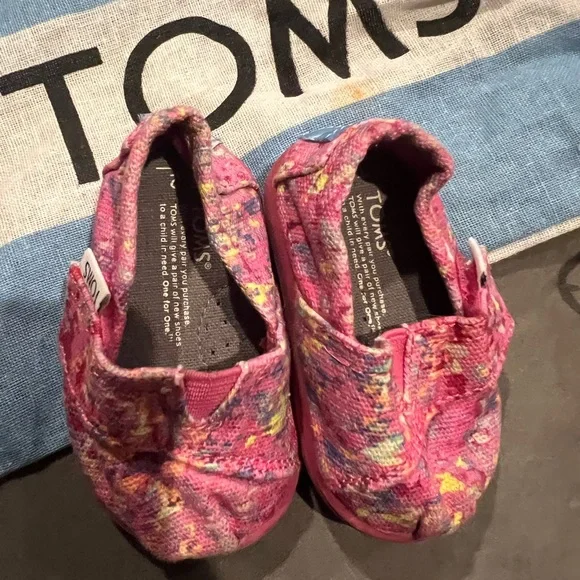 Baby girl TOMS size 2 - Picture 2 of 5